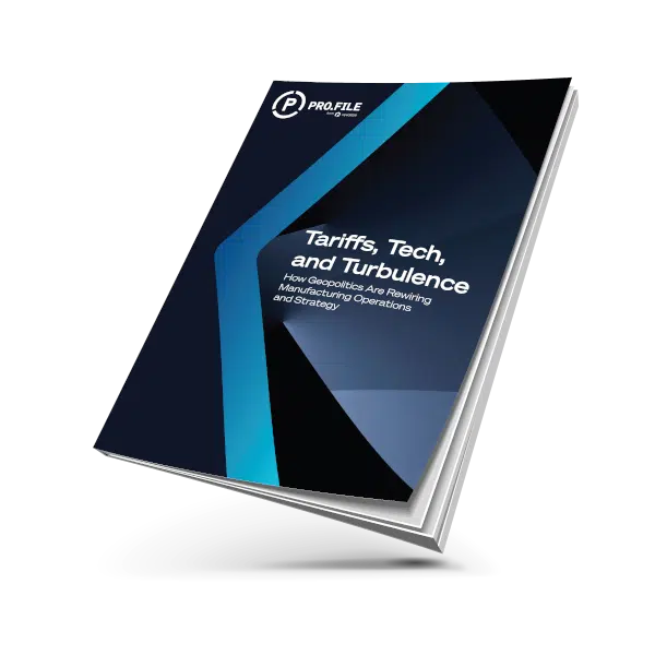 Schräge Ansicht einer Broschüre mit dem Titel Tariffs, Tech, and Turbulence: How Geopolitics Are Rewiring Manufacturing Operations and Strategy mit einem blauen, geometrischen Umschlagdesign.
