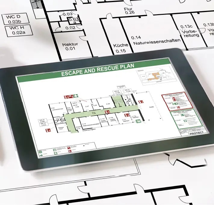 Auf gedruckten architektonischen Grundrissen, auf denen die Räume auf Deutsch beschriftet sind, liegt ein digitales Tablet, auf dem ein Flucht- und Rettungsplan angezeigt wird, der wichtige Aspekte der EV-Sicherheit in Tiefgaragen hervorhebt.