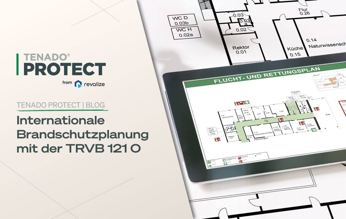 Auf einem Tablet wird ein digitaler Fluchtwegplan angezeigt, der über gedruckten architektonischen Grundrissen platziert ist; der deutsche Text behandelt die Brandschutzplanung gemäß TRVB 121 O.