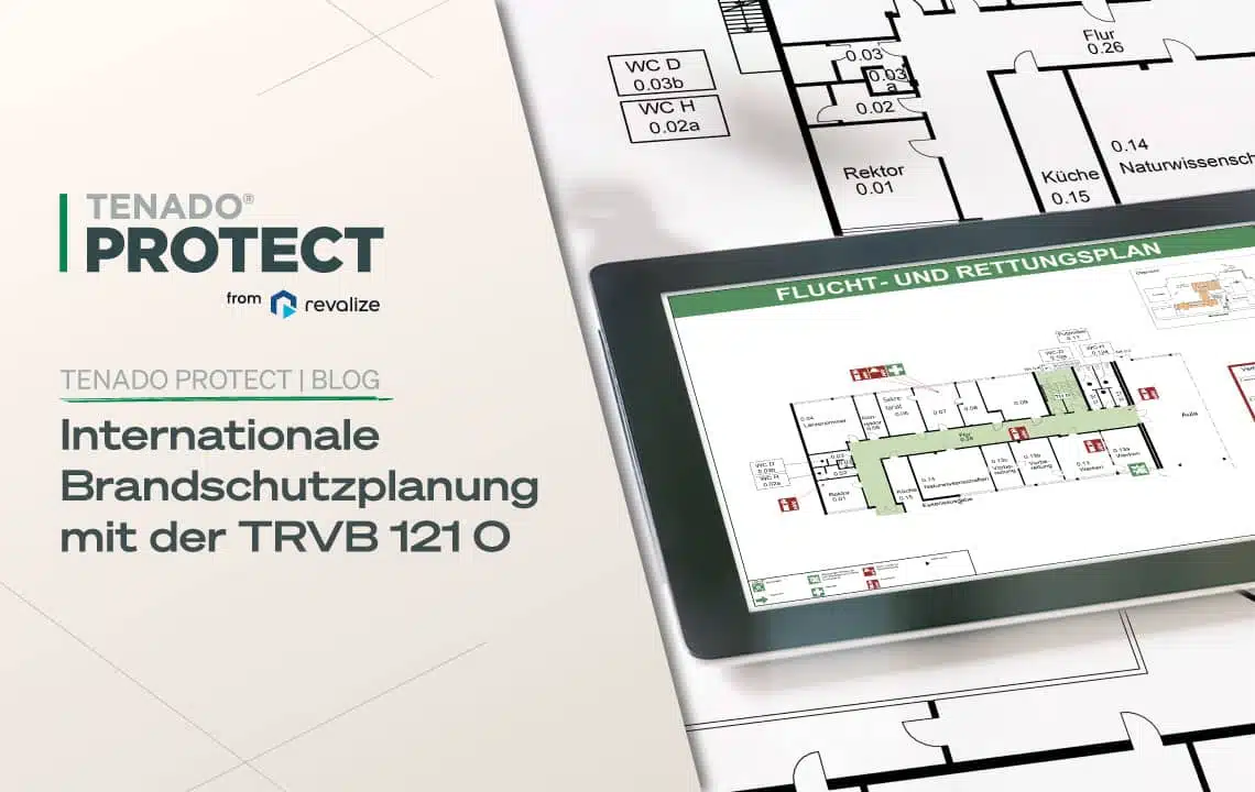 Auf einem Tablet wird ein digitaler Fluchtwegplan angezeigt, der über gedruckten architektonischen Grundrissen platziert ist; der deutsche Text behandelt die Brandschutzplanung gemäß TRVB 121 O.