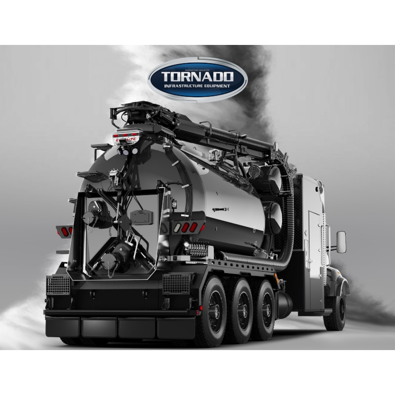 Ein großer Industriesauger der Marke Tornado, der zur Produktpalette von Tornado Land Vehicles gehört, ist von hinten zu sehen. Er ist mit mehreren Schläuchen und Geräten zur Instandhaltung der Infrastruktur ausgestattet.