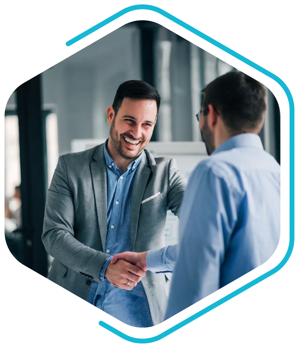 Zwei Männer in Geschäftskleidung schütteln sich die Hände und lächeln in einer Büroumgebung, um eine neue Zusammenarbeit als Revalize-Partner zu feiern.