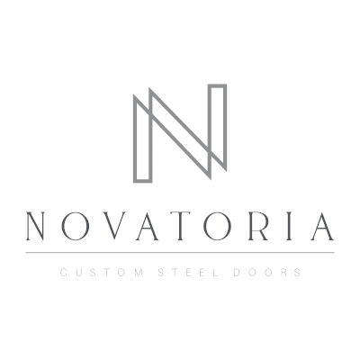 Novatoria-Logo mit einem geometrischen N über dem Firmennamen und dem Slogan Custom Steel Doors in Großbuchstaben darunter.