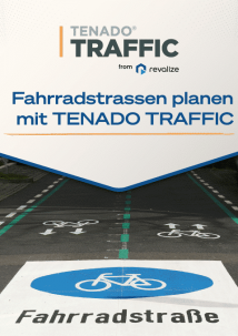 Eine Straße in der Stadt mit Radwegmarkierungen und dem Wort Fahrradstraße auf der Straße; oben ist ein Werbetext für TENADO TRAFFIC zu sehen.